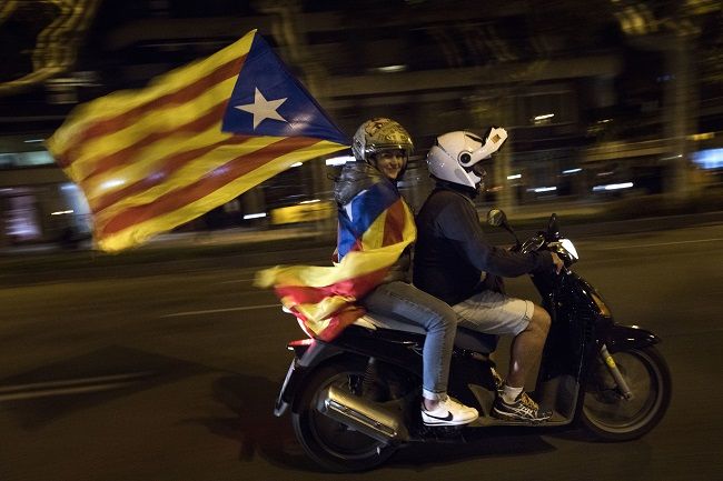 Španielsko pozastaví autonómiu Katalánska v reakcii na jeho separatistické snahy