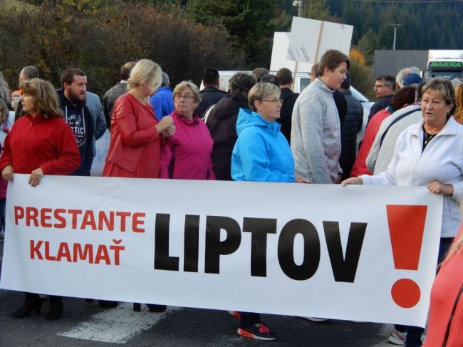 Liptáci zablokovali cesty v Rojkove, Likavke a Liptovskej Osade