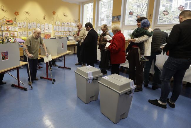 Česi majú za sebou prvý deň volieb do Poslaneckej snemovne, záujem bol vysoký
