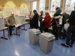 Česi majú za sebou prvý deň volieb do Poslaneckej snemovne, záujem bol vysoký