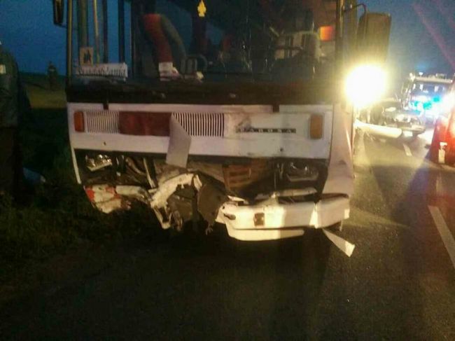 Foto: Pri Prešove sa zrazil autobus s osobným autom