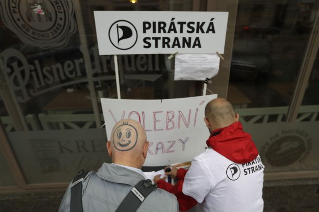 ČR: Piráti odmietajú SPD, KSČM i ANO; vo volebnom štábe SPD zasahovala polícia