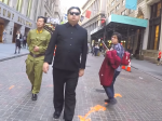 Video: Muž sa 10 hodín prechádzal v New Yorku ako Kim Čong-un