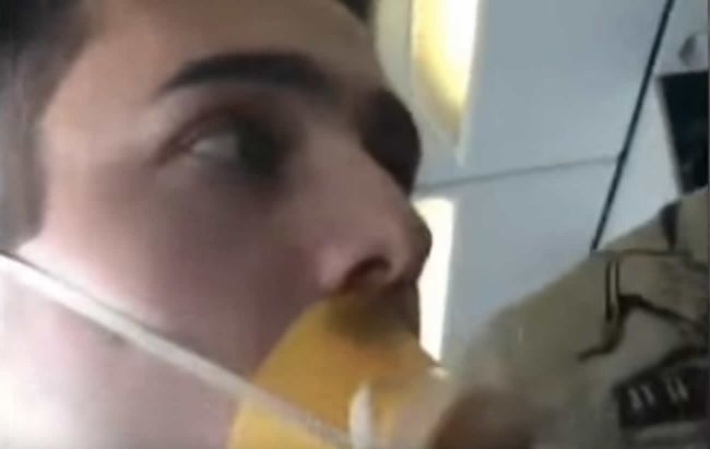 Video: Muž požiadal partnerku o ruku v lietadle, ktoré sa rútilo k zemi