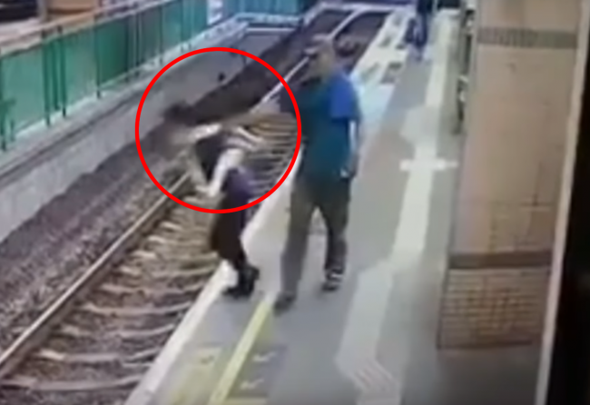 Video: Internet šokujú hrozné zábery! Muž zhodil ženu na koľaje a pokojne odkráčal