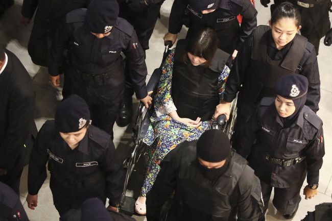 Obvinené z vraždy Kim Čong-nama navštívili miesto činu