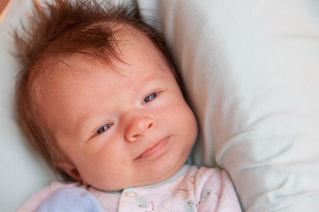 Prečo sa niektoré bábätká rodia s vlasmi a iné holohlavé?