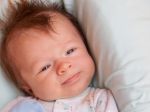 Prečo sa niektoré bábätká rodia s vlasmi a iné holohlavé?