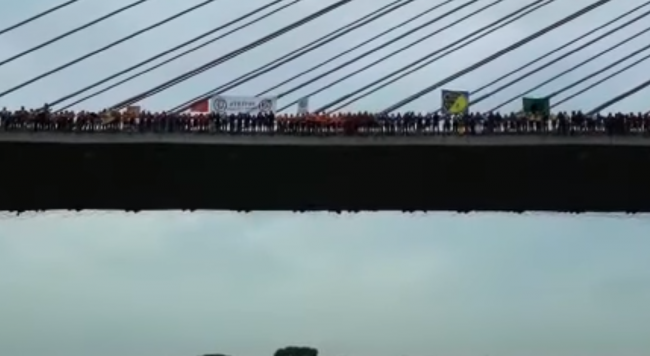 Video: 245 ľudí skočilo spoločne z mosta. Čo ich k tomu dohnalo?