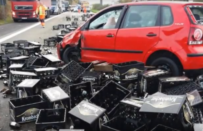 Video: Po nehode kamióna sa na diaľnicu vylialo 30.000 fliaš piva