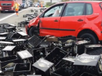 Video: Po nehode kamióna sa na diaľnicu vylialo 30.000 fliaš piva