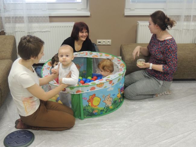 Ženy na materskej aj opatrovatelia budú mať menej povinností voči SP