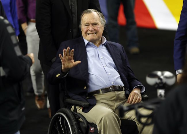 Exprezident Bush sa ospravedlnil za potľapkávanie žien po zadnej časti