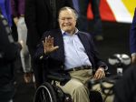 Exprezident Bush sa ospravedlnil za potľapkávanie žien po zadnej časti