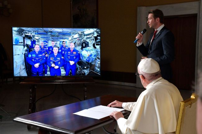 VIDEO: Pápež František telefonoval s astronautmi na vesmírnej stanici