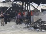 Video: Medzi obeťami obrovského požiaru v továrni sú zrejme aj deti