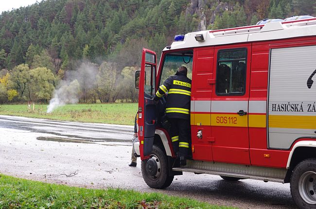 Pre masívny únik plynu z potrubia musela polícia uzavrieť cestu