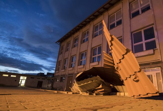 V Lamači strhlo časť strechy z budovy školy na Borinskej ulici