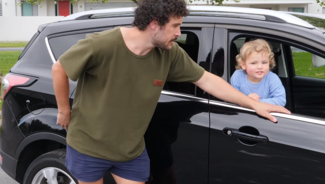 Video: Vtipný otecko vám ukáže, ako uspať dieťa v aute