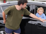 Video: Vtipný otecko vám ukáže, ako uspať dieťa v aute