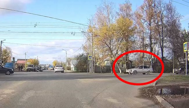 Video: Táto žena si nerobí nič z toho, že ju zrazí auto