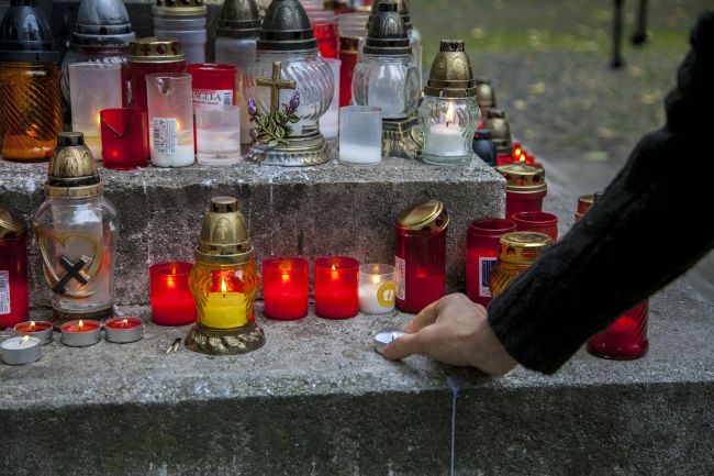 V prvé novembrové dni ľudia zdobia hroby a zapaľujú na nich sviečky