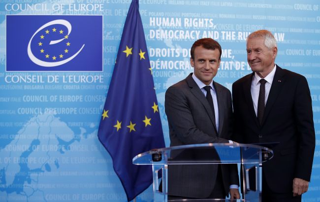 Macron loboval na pôde ESĽP za intenzívnejší dialóg medzi členmi RE