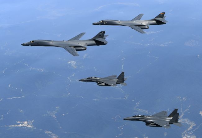 Nad Kórejským polostrovom preleteli americké nadzvukové bombardéry