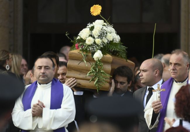 Na Malte sa konal pohreb zavraždenej novinárky, niektorí politici neprišli