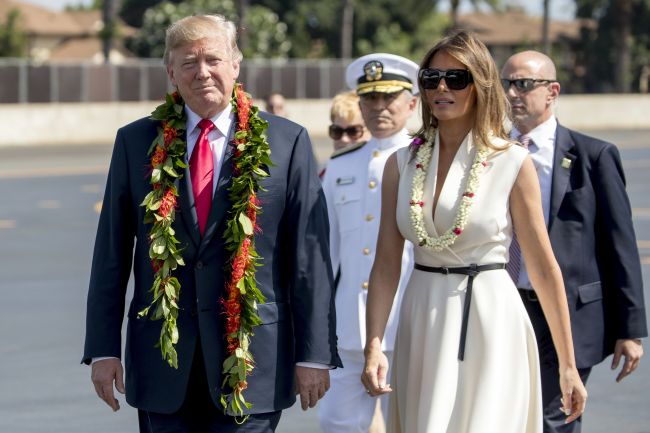 Trump priletel na Havaj a už sa nevie dočkať návštevy základne Pearl Harbor