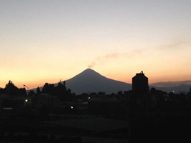 Sopka Popocatepetl znova chrlí žeravé kamene a popol