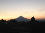 Sopka Popocatepetl znova chrlí žeravé kamene a popol