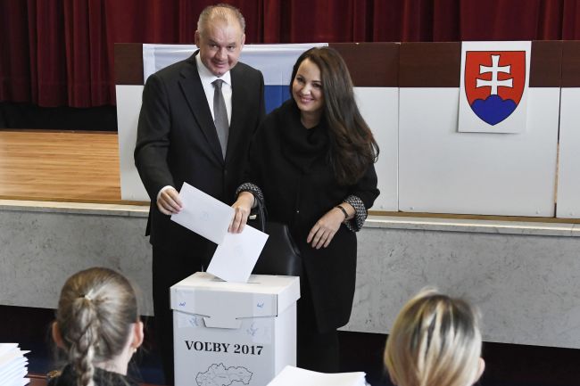 Prezident odovzdal svoj hlas doma v Poprade v spoločnosti manželky