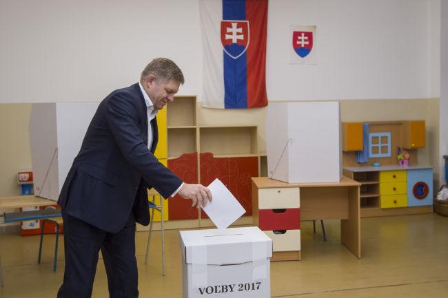 V Bratislave sú voľby pokojné, niektoré okrsky odhadujú dobrú účasť
