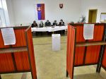 V deviatich okrskoch okresu Trenčín predĺžia voľby o 70 až 75 minút