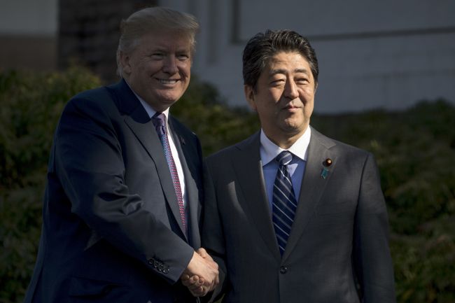 Americký prezident Donald Trump pricestoval do Japonska