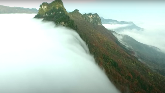 Video: Scéna, aká sa bežne nevidí. Oblaky sa valili z kopca ako vodopád