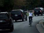 Cyklistka ukázala vztýčený prostredník Trumpovej kolóne, vyhodili ju z práce