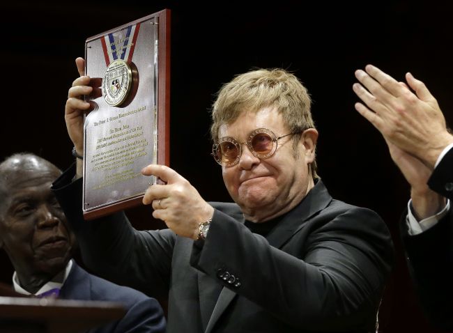Harvardova univerzita odovzdala Eltonovi Johnovi cenu za boj proti AIDS