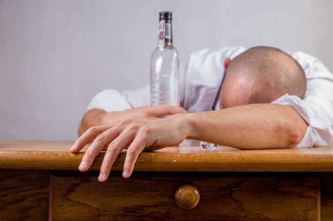 Počet obetí požitia otráveného alkoholu v obci Dámóc stúpol na štyri
