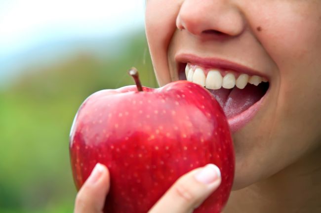 Čo sa stane, keď prehltnete jadierka z jablka?