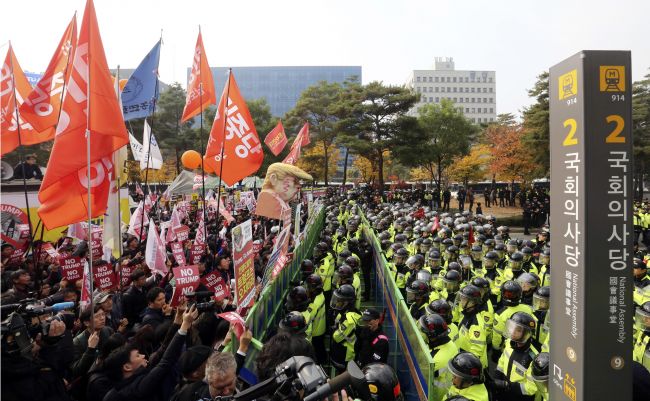 Juhokórejská polícia v Soule oddelila od seba prívržencov a odporcov Trumpa