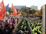 Juhokórejská polícia v Soule oddelila od seba prívržencov a odporcov Trumpa
