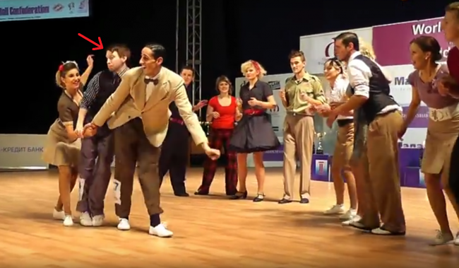 Video: Páry predviedli dokonalý tanec. Ale sledujte muža v pásikavej košeli!