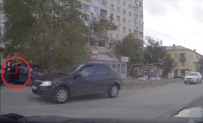 Video: Vodič sadol do auta v správnu chvíľu. Toto ho mohlo zabiť