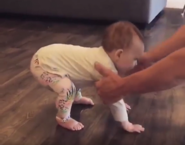 Video: Bábätko konečne urobilo prvé kroky. Neuveríte, ako ho k tomu rodičia prinútili