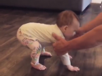Video: Bábätko konečne urobilo prvé kroky. Neuveríte, ako ho k tomu rodičia prinútili