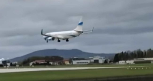 Video: Lietadlo sa pokúšalo pristáť, vietor s ním však urobil niečo neuveriteľné