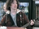 Video: Šok v kanadskej kaviarni: Do budovy vošiel gitarista, a zrazu boli všetci na nohách