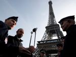Francúzske úrady stále pátrajú po podozrivých z útokov v Paríži